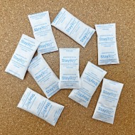 piles of 3g non-indicating silica gel packets