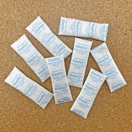 piles of 5g non indicating silica gel packets