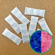 piles of 7g indicating silica gel packets